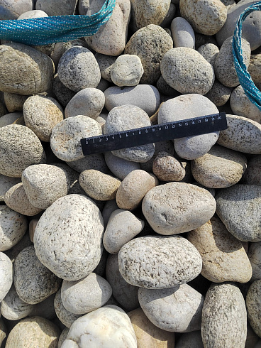 Kamenclub.ru: Галька речная окат (серо-белая) фр. 70-120 мм купить  в Ростове-на-Дону галька галечник бело-серая, серо-белая, серая, белая речная природная галька  8000 руб/т   фото КАМЕНЬ КЛУБ