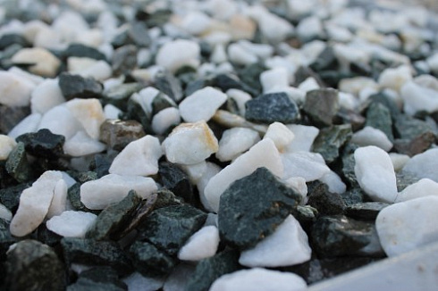 Kamenclub.ru: Мраморная крошка (щебень крошка микс: белый-зеленый) фр. 10-20 мм.  купить в Ростове-на-Дону мрамор белый, зеленый каменная ландшафтная декоративная крошка щебня 9500 руб/т   фото КАМЕНЬ КЛУБ