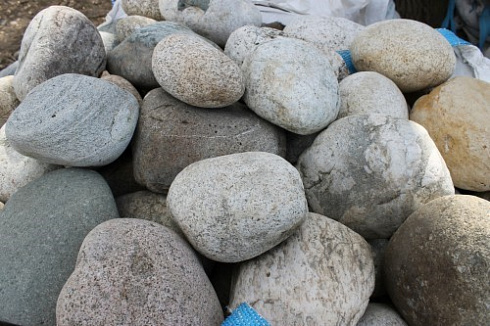 Kamenclub.ru: Речной валун (Ассорти) фр.100-300 мм.  купить в Ростове-на-Дону галечник серый, темно-серый, светло-серый речная галька крупных размеров 4200 руб/т   фото КАМЕНЬ КЛУБ