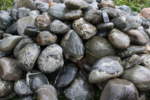 Kamenclub.ru: Валунчик Паутинник фр.100-300 мм  купить в Ростове-на-Дону крупный природный камень галечник темно-серый с прожилками белый черный речной валунчик 5000 руб/т   фото КАМЕНЬ КЛУБ