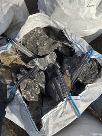 Kamenclub.ru: Черный мрамор скальник фр. 100-500 мм.  купить в Ростове-на-Дону мрамор черный белый серый крупный колотый валун ландшафтный 8500 руб/т   фото КАМЕНЬ КЛУБ