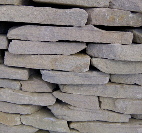 Kamenclub.ru: Песчаник пластушка светло-серый (2,0 см)  купить в Ростове-на-Дону плитняк- ластушка светло-серый, серый рваный ландшафтный плитняк колотый 13800 руб/м3   фото КАМЕНЬ КЛУБ