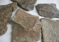 Kamenclub.ru: Песчаник пластушка "фонтанка" серо-зеленая (3,0-5,0 см)  купить в Ростове-на-Дону песчаник серо-зеленая колотые плитки облицовочные пластушки 11400 руб/м3   фото КАМЕНЬ КЛУБ