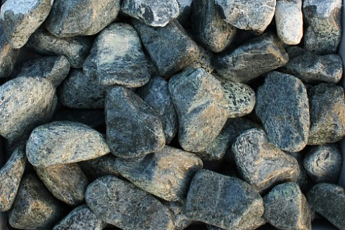 Kamenclub.ru: Щебень галтованный зеленый (змеевик) фр. 50-100 мм.  купить в Ростове-на-Дону галтовка мраморная зеленый, салатовый мрамор 12 500 руб/т   фото КАМЕНЬ КЛУБ