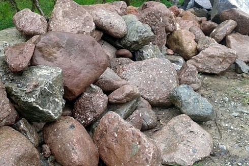 Kamenclub.ru: Конгломераты фр. 300-1000 мм.  купить в Ростове-на-Дону кварц мрамор диабаз коричневый, серый зеленоватый речной валун крупный 6500 руб/т   фото КАМЕНЬ КЛУБ