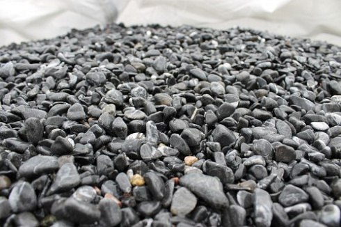 Kamenclub.ru: Щебень галтованный черный (мрамор) фр.10-20 мм.  купить в Ростове-на-Дону мрамор черный с белыми прожилками, черный, белый окатанный округлый ландшафтный декоративный щебень 15000 руб/т   фото КАМЕНЬ КЛУБ