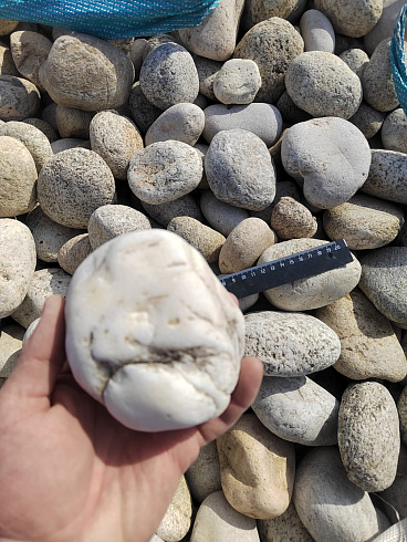 Kamenclub.ru: Галька речная окат (серо-белая) фр. 70-120 мм купить  в Ростове-на-Дону галька галечник бело-серая, серо-белая, серая, белая речная природная галька  8000 руб/т   фото КАМЕНЬ КЛУБ