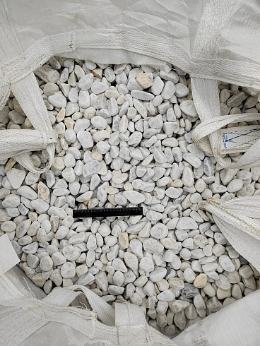 Kamenclub.ru: Мраморная крошка (щебень галтованный белый) фр.40-70 мм.  купить в Ростове-на-Дону мрамор белый молочный айвори окатанный округлый природный камень 17000 руб/т   фото КАМЕНЬ КЛУБ