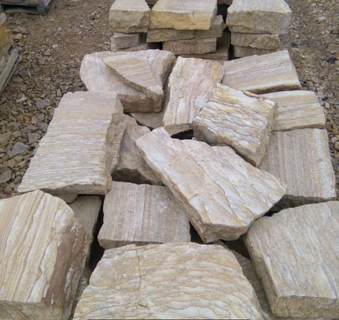 Kamenclub.ru: Песчаник пластушка желтый с рисунком (7-15 см)  купить в Ростове-на-Дону плитняк - пластушка - бут желтый песчаник 10200 руб/м3   фото КАМЕНЬ КЛУБ