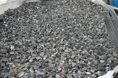 Kamenclub.ru: Щебень крошка черный (мрамор) фр. 20-40 мм.  купить в Ростове-на-Дону мрамор черный с белыми прожилками мраморная каменная крошка 11000 руб/т   фото КАМЕНЬ КЛУБ