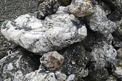 Kamenclub.ru: Черный гранит - кварцит фр. 100-500 мм.  купить в Ростове-на-Дону мрамор гранит черный с белыми прожилками, серый, белый валун скальный колотый 7000 руб/т   фото КАМЕНЬ КЛУБ