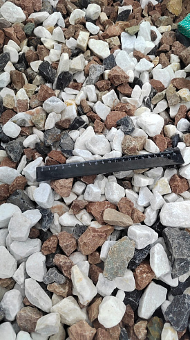 Kamenclub.ru: Мраморная крошка (щебень крошка микс : белый-черный-розовый) фр. 20-40 мм.  купить в Ростове-на-Дону мрамор белый, черный, розовый декоративная ландшафтная крошка 12000 руб/т   фото КАМЕНЬ КЛУБ