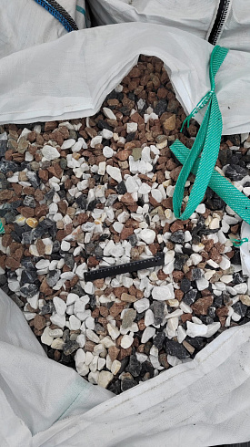 Kamenclub.ru: Мраморная крошка (щебень крошка микс : белый-черный-розовый) фр. 20-40 мм.  купить в Ростове-на-Дону мрамор белый, черный, розовый декоративная ландшафтная крошка 12000 руб/т   фото КАМЕНЬ КЛУБ