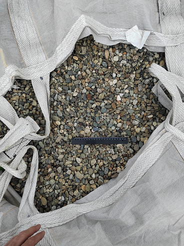 Kamenclub.ru: Галька речная окат (серая) фр.10-20 мм купить  в Ростове-на-Дону галька речная серая, серый, темно-серый, светло-серый, коричневый ландшафтная декоративная речная окатанная округлая галька 5000 руб/т   фото КАМЕНЬ КЛУБ