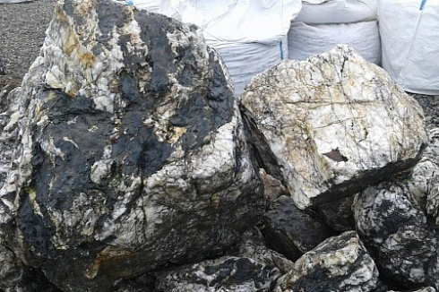 Kamenclub.ru: Черный гранит - кварцит фр. 100-500 мм.  купить в Ростове-на-Дону мрамор гранит черный с белыми прожилками, серый, белый валун скальный колотый 7000 руб/т   фото КАМЕНЬ КЛУБ