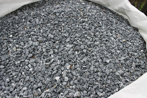 Kamenclub.ru: Щебень галтованный черный (мрамор) фр.10-20 мм.  купить в Ростове-на-Дону мрамор черный с белыми прожилками, черный, белый окатанный округлый ландшафтный декоративный щебень 15000 руб/т   фото КАМЕНЬ КЛУБ