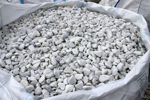 Kamenclub.ru: Мраморная крошка (щебень галтованный белый), фр.20-40 мм.  купить в Ростове-на-Дону мрамор белый бежевый молочный мраморный щебень декоративный 17000 руб/т   фото КАМЕНЬ КЛУБ