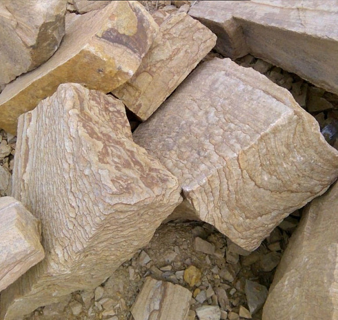 Kamenclub.ru: Песчаник пластушка желтый с рисунком (7-15 см)  купить в Ростове-на-Дону плитняк - пластушка - бут желтый песчаник 10200 руб/м3   фото КАМЕНЬ КЛУБ