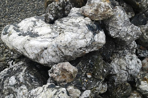 Kamenclub.ru: Черный гранит - кварцит фр. 100-500 мм.  купить в Ростове-на-Дону мрамор гранит черный с белыми прожилками, серый, белый валун скальный колотый 7000 руб/т   фото КАМЕНЬ КЛУБ