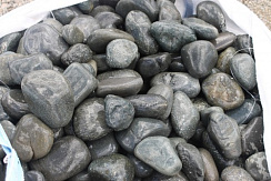 Kamenclub.ru: Темно-серый валунчик фр.100-300 мм.  купить в Ростове-на-Дону крупный природный камень серый, темно-серый, светло-серый речная галька большого размера окатанная 4500 руб/т   фото КАМЕНЬ КЛУБ