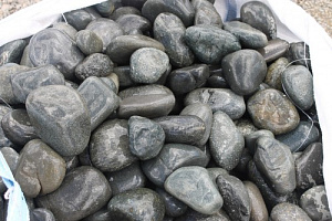 Kamenclub.ru: Темно-серый валунчик фр.100-300 мм.  купить в Ростове-на-Дону крупный природный камень серый, темно-серый, светло-серый речная галька большого размера окатанная 4500 руб/т   фото КАМЕНЬ КЛУБ
