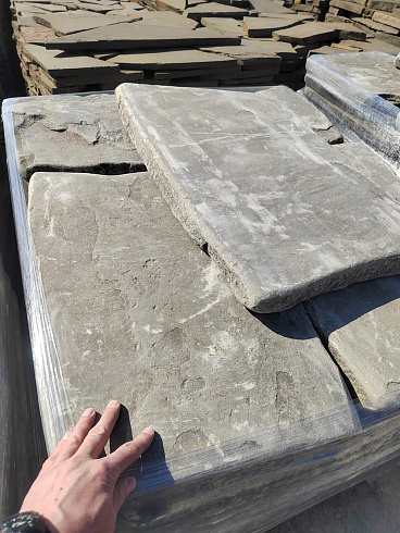 Kamenclub.ru: Песчаник пластушка галтованная светло-серая (3,0 см)  купить в Ростове-на-Дону песчаник светло-серый, серый ландшафтный камень рваный колотый 21000 руб/м3   фото КАМЕНЬ КЛУБ