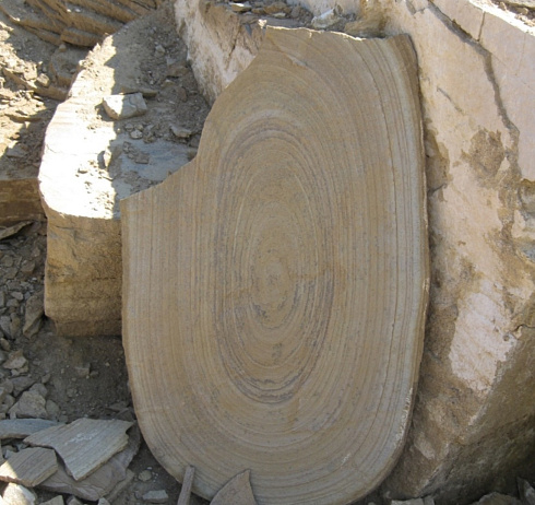 Kamenclub.ru: Форматный камень (плаха) пошаговая дорожка от 70-150 см (4 -12 см)  купить в Ростове-на-Дону плитняк  форматный плаха желтый песчаник 9 000 руб/т   фото КАМЕНЬ КЛУБ