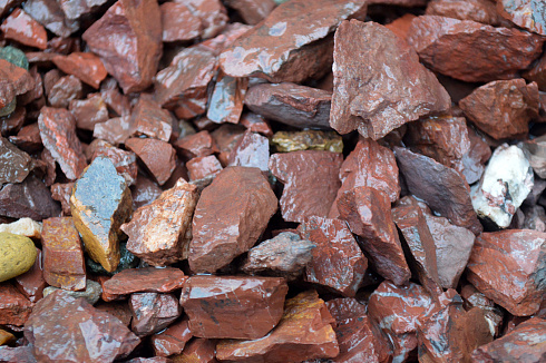 Kamenclub.ru: Щебень крошка красный (ЯШМА) фр. 20-40 мм.  купить в Ростове-на-Дону яшма красный, бордовый декоративный ландшафтный щебень 9000 руб/т   фото КАМЕНЬ КЛУБ