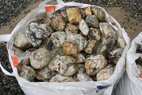 Kamenclub.ru: Кварцевый валунчик фр.100-300 мм.  купить в Ростове-на-Дону кварц белый, бежевый молочный рыжий крупный природный камень галечник 7850 руб/т   фото КАМЕНЬ КЛУБ