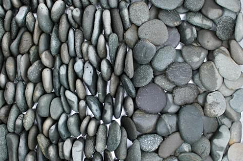 Kamenclub.ru: Галька речная плоская (темно-серая) фр. 70-150 мм. купить  в Ростове-на-Дону галечник природный темно-серый серый синий речная плоская природная окатанная  9000 руб/т   фото КАМЕНЬ КЛУБ