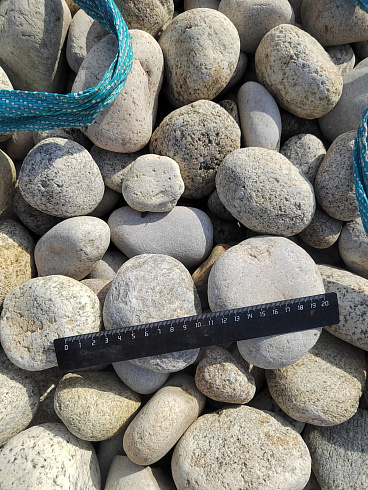 Kamenclub.ru: Галька речная окат (серо-белая) фр. 70-120 мм купить  в Ростове-на-Дону галька галечник бело-серая, серо-белая, серая, белая речная природная галька  8000 руб/т   фото КАМЕНЬ КЛУБ