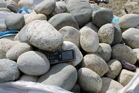 Kamenclub.ru: Речной валун (Ассорти) фр.100-300 мм.  купить в Ростове-на-Дону галечник серый, темно-серый, светло-серый речная галька крупных размеров 4200 руб/т   фото КАМЕНЬ КЛУБ