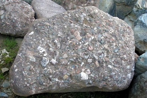 Kamenclub.ru: Конгломераты фр. 300-1000 мм.  купить в Ростове-на-Дону кварц мрамор диабаз коричневый, серый зеленоватый речной валун крупный 6500 руб/т   фото КАМЕНЬ КЛУБ