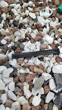 Kamenclub.ru: Мраморная крошка (щебень крошка микс : белый-черный-розовый) фр. 20-40 мм.  купить в Ростове-на-Дону мрамор белый, черный, розовый декоративная ландшафтная крошка 12000 руб/т   фото КАМЕНЬ КЛУБ