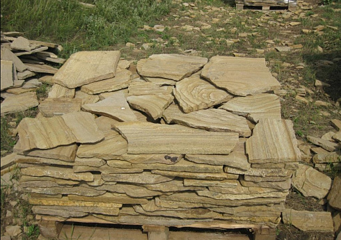 Kamenclub.ru: Песчаник пластушка желтый с разводом под дерево (2 см)  купить в Ростове-на-Дону плитняк желтый с разводами, желтый, рыжий, серый песчаник пластушка рваная ландшафтная 11 000 руб/м3   фото КАМЕНЬ КЛУБ