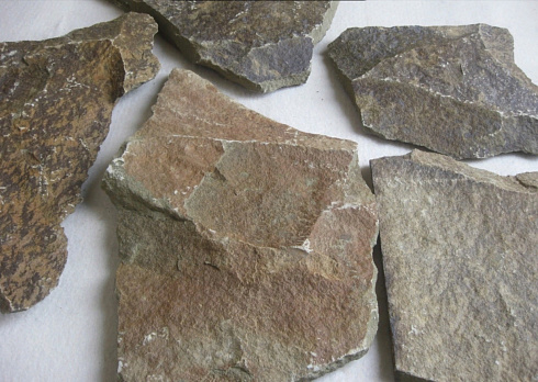 Kamenclub.ru: Песчаник пластушка "фонтанка" серо-зеленая (3,0-5,0 см)  купить в Ростове-на-Дону песчаник серо-зеленая колотые плитки облицовочные пластушки 11400 руб/м3   фото КАМЕНЬ КЛУБ