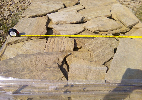 Kamenclub.ru: Песчаник пластушка желтый с разводом под дерево (2 см)  купить в Ростове-на-Дону плитняк желтый с разводами, желтый, рыжий, серый песчаник пластушка рваная ландшафтная 11 000 руб/м3   фото КАМЕНЬ КЛУБ