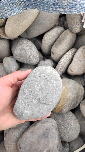 Kamenclub.ru: Галька речная окат (темно-серая) фр. 70-150 мм. купить  в Ростове-на-Дону галька речная темно-серая, синяя, серая речная галька округлая  8000 руб/т   фото КАМЕНЬ КЛУБ