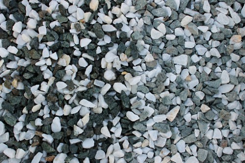 Kamenclub.ru: Мраморная крошка (щебень крошка микс: белый-зеленый) фр. 10-20 мм.  купить в Ростове-на-Дону мрамор белый, зеленый каменная ландшафтная декоративная крошка щебня 9500 руб/т   фото КАМЕНЬ КЛУБ