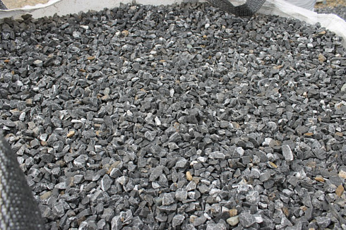 Kamenclub.ru: Щебень крошка черный (мрамор) фр. 40-70 мм.  купить в Ростове-на-Дону мрамор черный с белыми прожилками, черный, белый декоративный щебень 11000 руб/т   фото КАМЕНЬ КЛУБ
