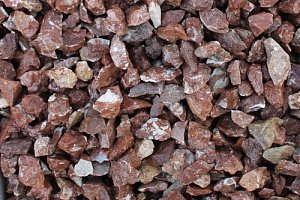 Kamenclub.ru: Мраморная крошка (щебень крошка розовый) фр. 20-40 мм.  купить в Ростове-на-Дону мрамор розовый, красный мраморная крошка декоративная 11000 руб/т   фото КАМЕНЬ КЛУБ