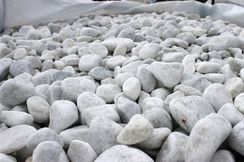 Kamenclub.ru: Мраморная крошка (щебень галтованный белый), фр.20-40 мм.  купить в Ростове-на-Дону мрамор белый бежевый молочный мраморный щебень декоративный 17000 руб/т   фото КАМЕНЬ КЛУБ