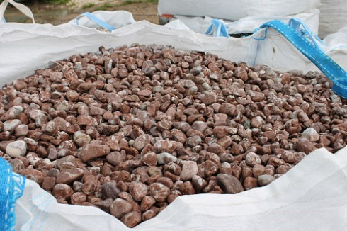 Kamenclub.ru: Мраморная крошка (щебень галтованный розовый) фр.10-20 мм.  купить в Ростове-на-Дону мрамор розовый, красный ландшафтный декоративный окатанный округлый щебень 15000 руб/т   фото КАМЕНЬ КЛУБ