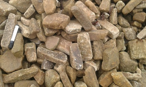 Kamenclub.ru: Песчаник для строительства и кладки блочный (фр 100-200 мм)  купить в Ростове-на-Дону песчаник бежевый серый рыжий валун мелкий для строительства песчаник 6500 руб/т   фото КАМЕНЬ КЛУБ