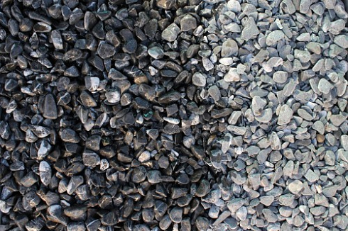 Kamenclub.ru: Щебень галтованный черный (мрамор) фр.10-20 мм.  купить в Ростове-на-Дону мрамор черный с белыми прожилками, черный, белый окатанный округлый ландшафтный декоративный щебень 15000 руб/т   фото КАМЕНЬ КЛУБ