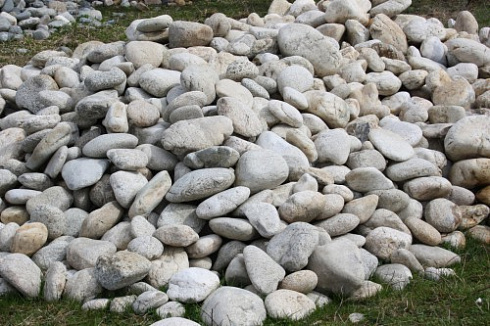 Kamenclub.ru: Бело-серый валунчик фр.100-300 мм.  купить в Ростове-на-Дону крупный камень для ландшафта серый, белый бело-серый валун крупная галька 4500 руб/т   фото КАМЕНЬ КЛУБ