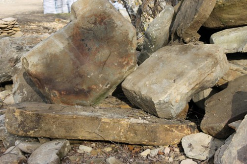 Kamenclub.ru: Песчаник плиты - плахи - пошаговые дорожки (фр. 70-150 мм)  купить в Ростове-на-Дону песчаник серый бежевый желтый зеленый колотый песчаник строительный 6500 руб/т   фото КАМЕНЬ КЛУБ