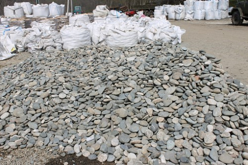 Kamenclub.ru: Галька речная плоская (ассорти) фр. 70-150 мм. купить  в Ростове-на-Дону галька галечник серый белый темно-серый синий светло-серый плоская природная галька  9000 руб/т   фото КАМЕНЬ КЛУБ