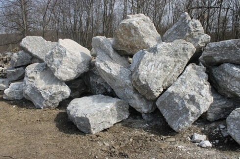 Kamenclub.ru: Мраморизированный известняк фр.500-1500 мм.  купить в Ростове-на-Дону    10000 руб/т   фото КАМЕНЬ КЛУБ