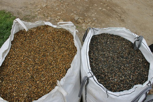 Kamenclub.ru: Галька окат (серо-желтая) фр.10-20 мм. купить  в Ростове-на-Дону галька серо-желтая, рыжая, серый речная окатанная округлая галька 5000 руб/т   фото КАМЕНЬ КЛУБ